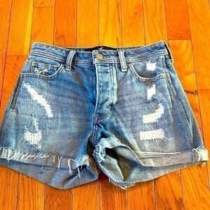 Hollister High-Rise Boyfriend Short Size 1 
Waist 25 Inseam 2” Distressed
